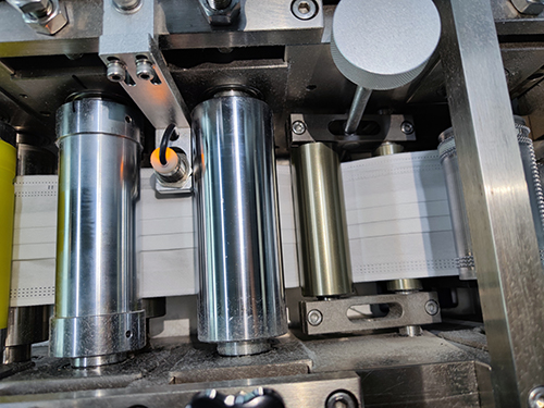 1665476550929030.jpg 全自動(dòng)口罩機(jī)細(xì)節(jié)圖.jpg